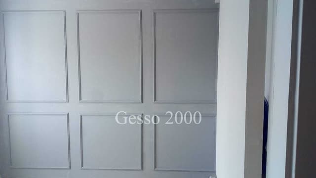 Parede decorada com boiserie clássico