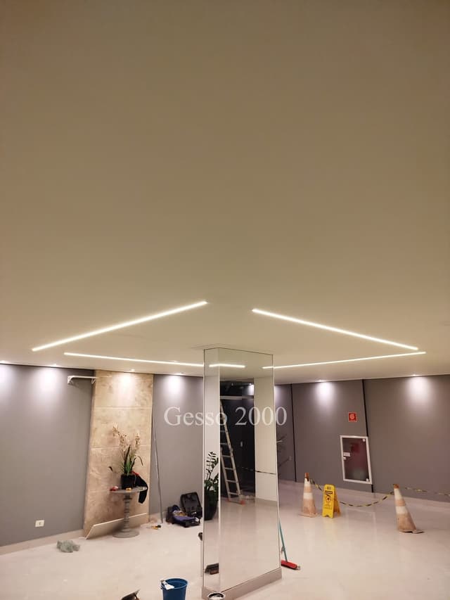 Detalhe de calha de LED no teto