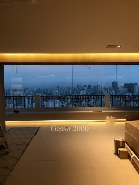 Cortineiro iluminado com acabamento refinado